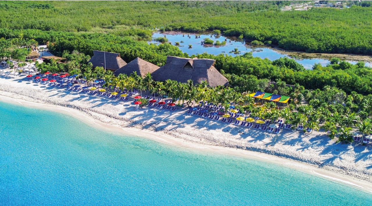 Vista aerea de KUZA Beach Park en Cozumel